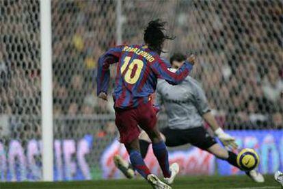 Ronaldinho dispara ante Casillas y marca el tercer gol del Barça.