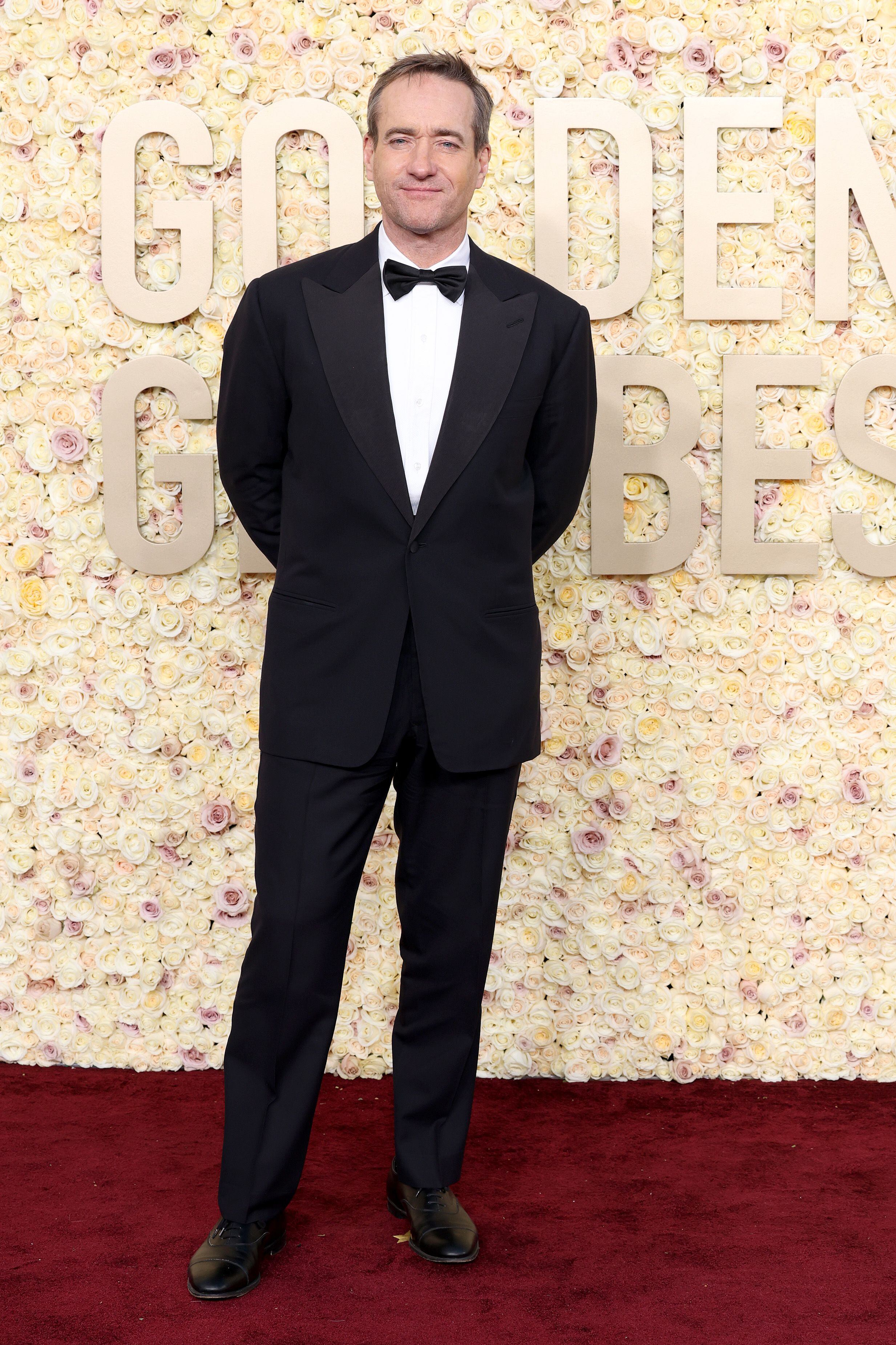  Matthew Macfadyen, ganador a mejor actor de reparto por su papel en 'Succession', con un elegante esmoquin, digno de Tom, su personaje en la serie. 