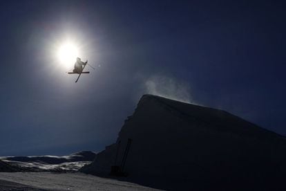 El polaco Szczepan Karpiel compite en el FIS Freestyle World Ski Championships, en Voss, Noruega.