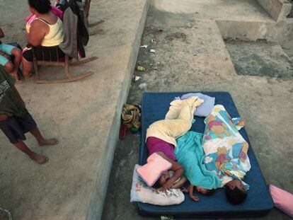 La gente duerme en la calle ante el riesgo de terremotos en Managua