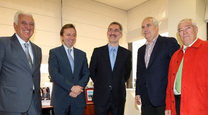 De izquierda a derecha, Santiago Herrero, Manuel Recio, Antonio Ávila, Francisco Carbonero y Dionisio Valverde en la reunión del Acuerdo de Concertación.