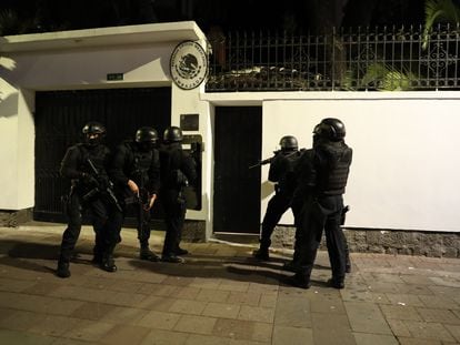 Integrantes de un cuerpo élite de la Policía ecuatoriana momentos antes de irrumpir en la Embajada de México en Quito.