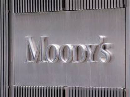 Fotografía de archivo del 13 de julio de 2011 del logo de la agencia de calificación Moody's en la fachada de su sede en Nueva York (EEUU). EFE/Archivo