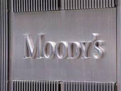 Fotografía de archivo del 13 de julio de 2011 del logo de la agencia de calificación Moody's en la fachada de su sede en Nueva York (EEUU). EFE/Archivo