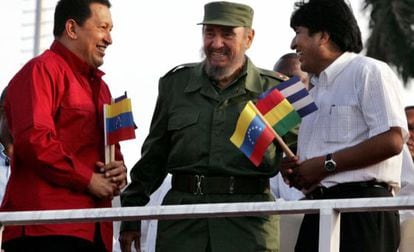 Ch&aacute;vez, Castro y Morales conversan durante la ceremonia por la entrada de Bolivia en el Alba, en abril de 2006 en La Habana.