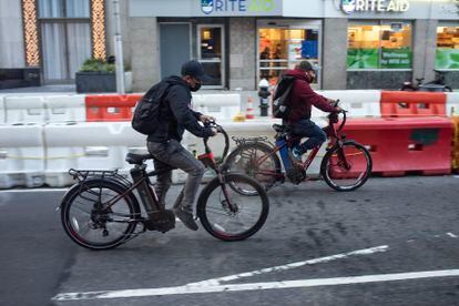 Dos repartidores pedaleaban la semana pasada por Upper West Side, un distrito de Nueva York.