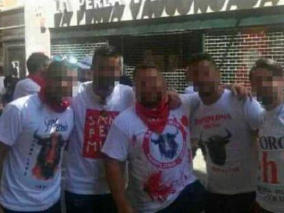 FOTO: Los cinco acusados de agredir sexualmente en 2016 a una joven en Pamplona. / VÍDEO: Los acusados llegan al Palacio de Justicia de Pamplona.