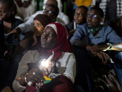 Periodistas participan en una vigilia por la libertad de prensa en Dakar tras las agresiones sufridas por varios compañeros a manos de las fuerzas del orden en las protestas de Senegal, el pasado 12 de febrero.