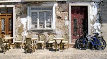 Terraza a orillas del río Gilao, en Tavira (Algarve).