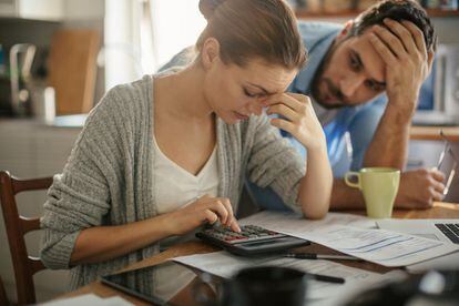 <p>A diferencia de lo que pueda pensar, el principal motivo de divorcio o separación no son las infidelidades —porque, <a href="https://elpais.com/elpais/2016/11/07/buenavida/1478519859_738349.html" target="_blank">desengáñese, usted también perdonaría unos cuernos</a>—, sino las discusiones por motivos económicos. Por ello, es importante organizar desde el primer momento cómo se van a llevar las finanzas de la pareja. Y la pregunta del millón: <a href="https://elpais.com/elpais/2017/03/15/buenavida/1489596715_318988.html" target="_blank">¿cuenta conjunta o separada?</a></p> <p>Las ventajas prácticas de la primera opción parecen evidentes: ambos ingresan sus ganancias en la misma y de ahí se pagan todos los gastos comunes (hipoteca, agua, luz o derivados de los hijos), más los particulares de cada uno de ellos. Sin embargo, cada persona tiene un criterio de gasto diferente y esto puede causar problemas.</p> <p>Por esto los expertos recomiendan la fórmula de las cuentas separadas, aunque compartiendo la responsabilidad de la toma decisiones en aquello que es común a ambos. </p>