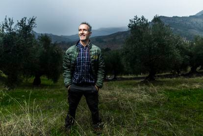 Eufrasio Astasio posa en su explotación de olivar ecológico. Él decidió cambiar a este tipo de manejo "por conciencia" al ver el daño que se está haciendo a la naturaleza. Su forma de cultivo, sin productos químicos y manteniendo el suelo con vegetación, le permite continuar con una cosecha razonable. El bajo nivel de agua se percibe en una fuente sin agua que su padre usaba para regar un huerto. En la zona se han secado todas las fuentes naturales. 