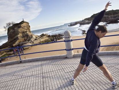 Un hombre hace ejercicio en Santander.