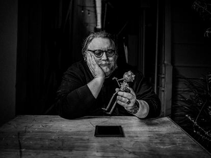 El director mexicano Guillermo del Toro posa con una de las figuras de 'Pinocho', durante el rodaje de la película.