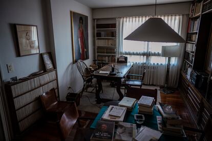 En esta habitación se almacenan los tomos de los que más orgulloso se sentía Delibes, que según sus familiares llegó a poseer más de 10.000 ejemplares junto a los que guardaba en Sedano. Se trata de esos que no le llegaban de editoriales, sino que compró con Ángeles en ediciones baratas de Madrid en los años cuarenta y que luego fueron encuadernados en piel.