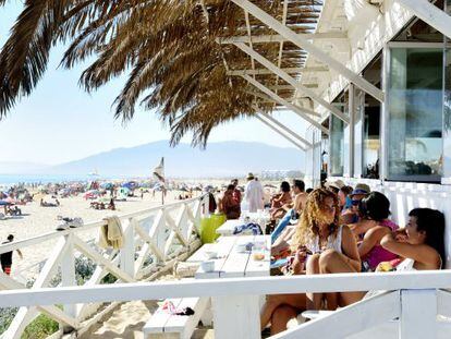 El 'beach club' Bienstar Tarifa, ideal para ver la puesta de sol, está junto a la isla de las Palomas.