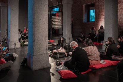 Imagen del ambiente durante la 'performance' 'La muerte de la lectora', en el Centro de Cultura Contemporánea Conde Duque de Madrid.