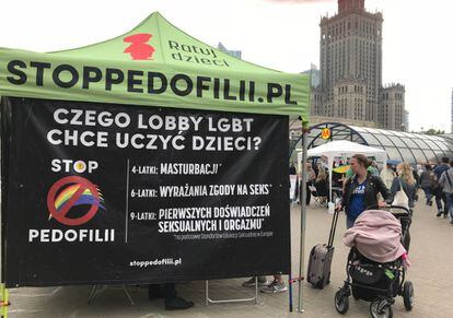 Casetas con mensajes opuestos en el centro de Varsovia.