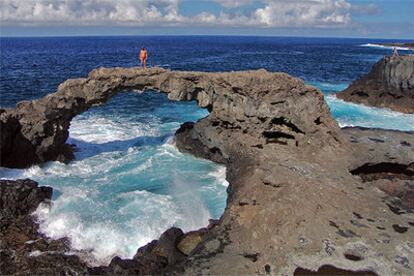 Naturaleza petrificada en el puente de lava situado en la zona del Charco Manso, en el norte de la isla.
Patio del restaurante La Higuera de Abuela, en Echedo.
