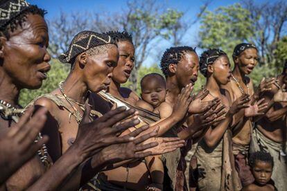 Un grupo de bosquimanos canta en Grashoek, Namibia.