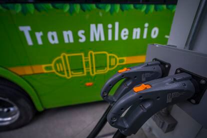 Varios de los buses tienen dibujado un mensaje con su misión ambiental: “Este bus eléctrico equivale a sembrar 2.300 árboles para descontaminar el aire que respiramos”.