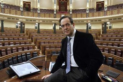 El presidente del Congreso, José Bono, durante la entrevista, en el hemiciclo.