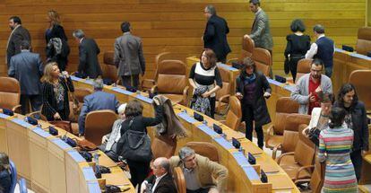 Los diputados de la oposición, salvo pos portavoces, abandonan el pleno para protestar por la medida de control del público a la tribuna.
