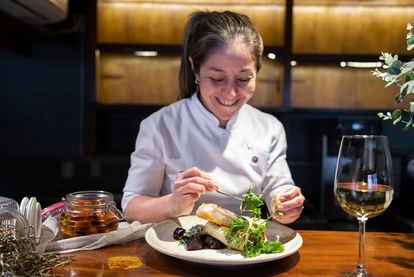 Haydee Paredes, jefa de cocina, adorna uno de los platillos del restaurante.