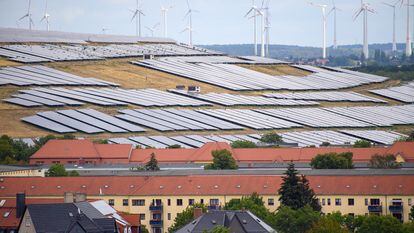 Placas solares y aerogeneradores en Magdeburgo (Sajonia-Anhalt), el verano pasado.