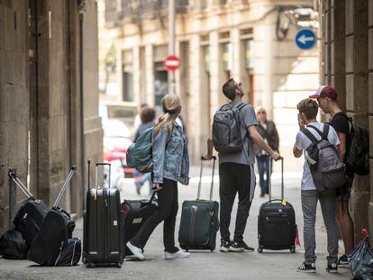 Turistas en una calle del Gòtic de Barcelona, en una imagen de archivo.