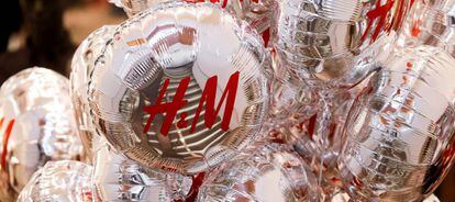Globos con el logo de H&M