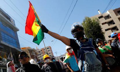 Un hombre sostiene una bandera boliviana durante una protesta de este miércoles.