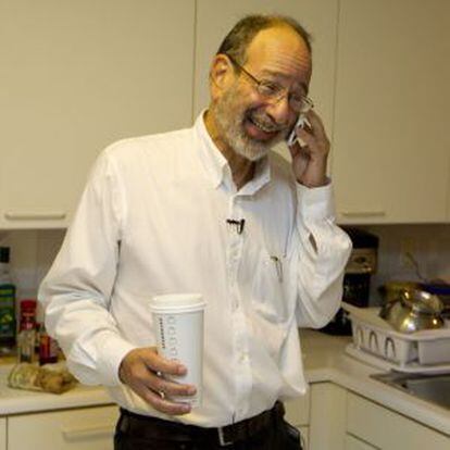Alvin Roth recibe una felicitación por teléfono en su casa de Menlo Park, California.