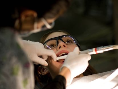 Mujer atendida por una dentista.