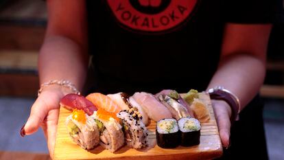 Bandeja de sushi del menú del día en Yokaloka.