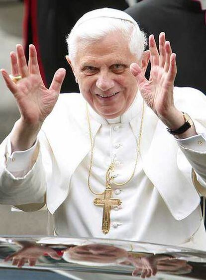El Papa saluda al comienzo de sus vacaciones en el norte de Italia.