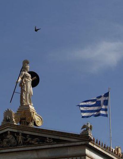 La bandera griega ondea en el tejado del edificio de la Academia, en Atenas