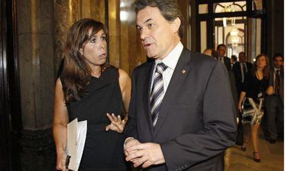 Artur Mas y Alicia Sánchez-Camacho conversan en el Parlamento de Cataluña.
