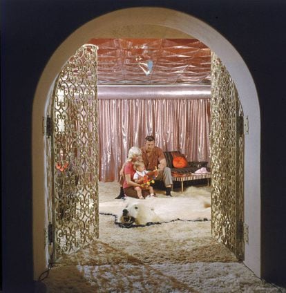 Jayne Mansfield, Mickey Hargitay y su hijo Miklos Hargitay Jr. en su casa de Los Ángeles, conocida como 'The Pink Palace', en 1960.