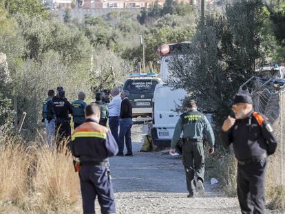 Agentes que participan en la búsqueda de Godella. En vídeo, encuentran enterrados a los dos menores desaparecidos.