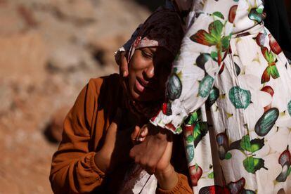 Una mujer consolaba el domingo a un adolescente familiar de un cuerpo rescatado bajo los escombros en la localidad de Uirgan, en Marruecos.