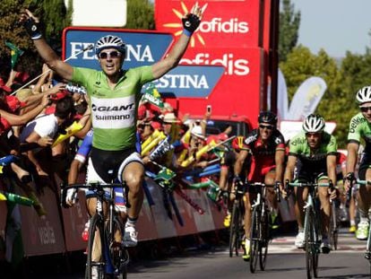 Degenkolb celebra su victoria tras cruzar la meta en Ronda.