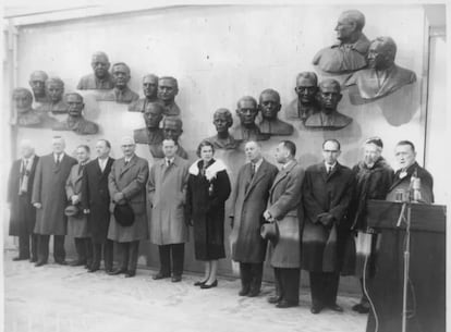 Los científicos que lideraron el esfuerzo contra la polio fueron homenajeados en la inauguración del salón de la fama de la polio el 2 de enero de 1958. En el centro se ve a Isabel Morgan. La otra mujer es Eleanor Roosevelt.