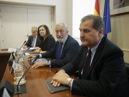 El secretario de Estado de Infraestructuras, Transporte y Vivienda, Julio G&oacute;mez-Pomar (en el centro) junto al presidente de AENA, Jos&eacute; Manuel Vargas (derecha); la secretaria general de Transporte, Carmen Librero Pintado, y el director general del gestor de Navegaci&oacute;n A&eacute;rea de Espa&ntilde;a (Enaire), &Aacute;ngel Luis Arias 