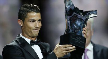 Cristiano posa con el trofeo al mejor jugador de la UEFA.