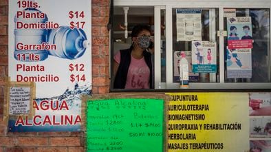 Mellita Rosas atiende el negocio de agua embotellada en el que trabaja en Iztapalapa, Ciudad de México, el 11 de junio de 2021.