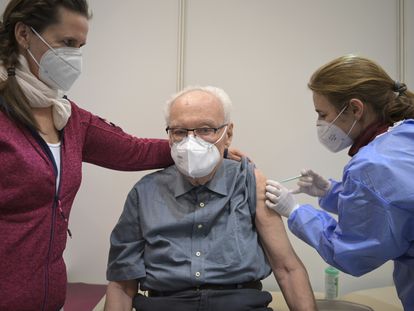 Un hombre recibe la vacuna contra la covid en Potsdam (Alemania) el pasado enero.