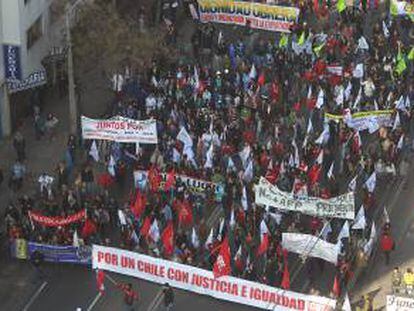 Trabajadores se manifiestan durante una jornada de protesta nacional convocada por la Central Unitaria de Trabajadores (CUT) en Santiago de Chile (Chile).