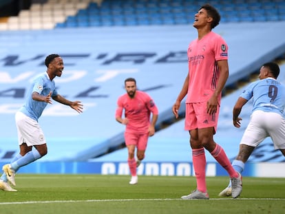 Sterling celebra el primer gol del City mientras Varane se lamenta.