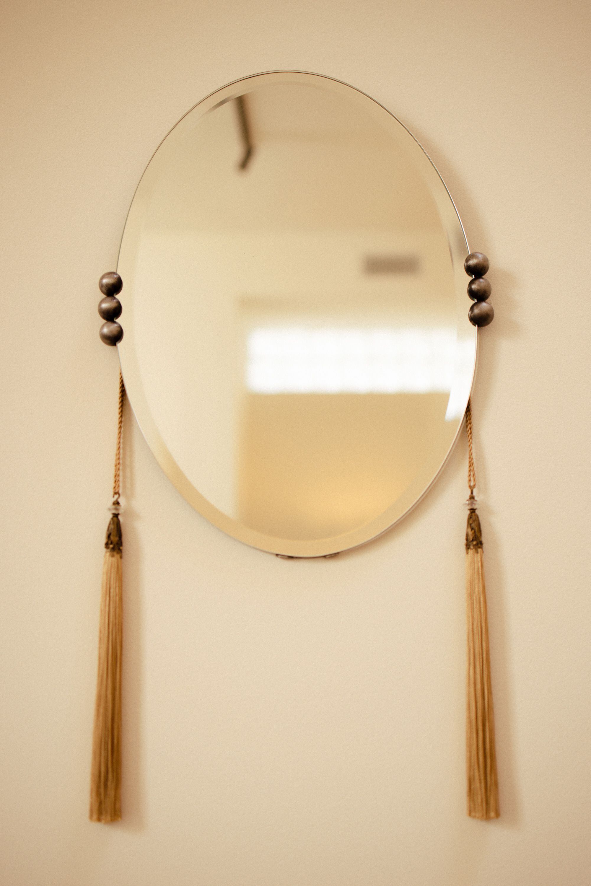 El espejo es de Gabriela Rosales para GAD Art and Fabrication con borlas de Fortuny Venezia.