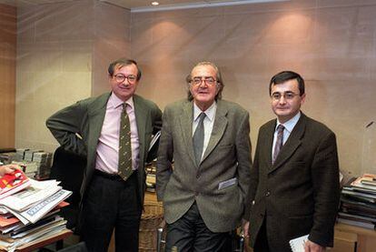 Javier Pradera (en el centro), fotografiado en el año 2000 con los historiadores Javier Tusell (izquierda) y Antonio Cazorla.